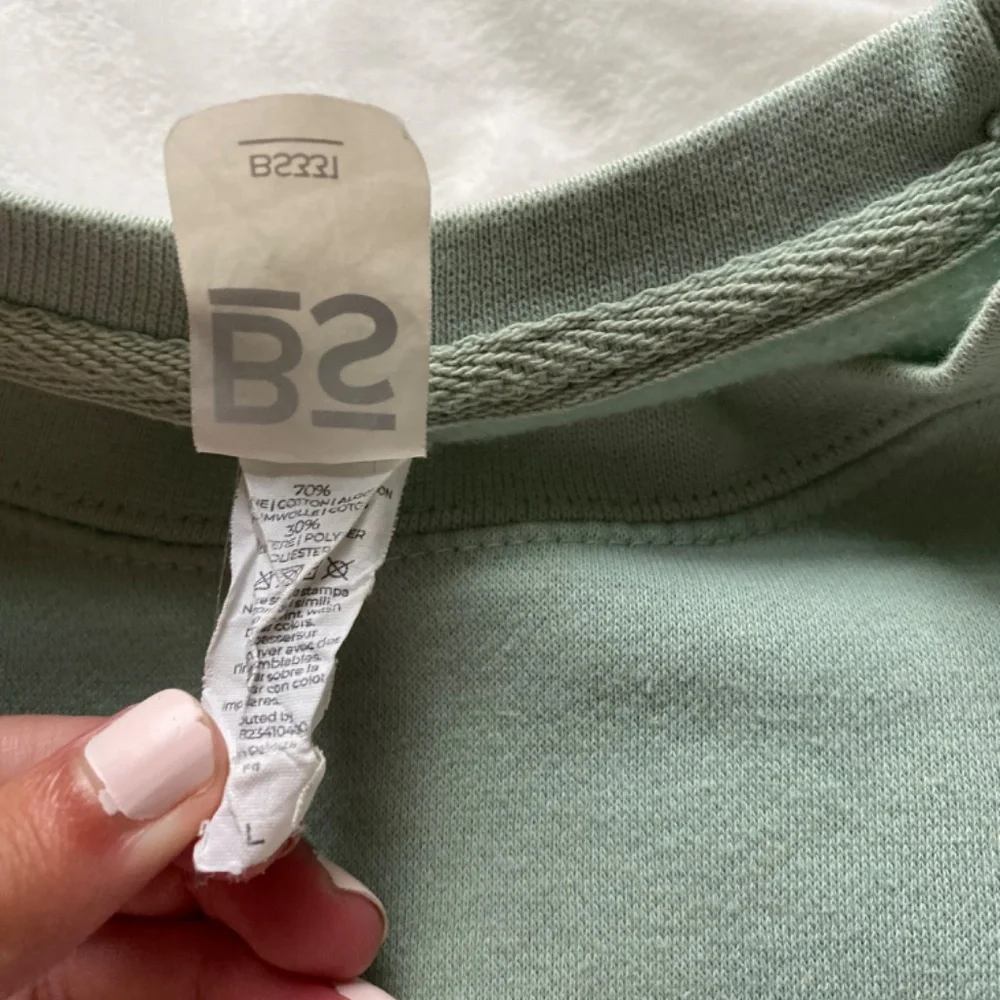 Green white pastel Sorrento Italy embroidered crewneck - Picture 3 of 7